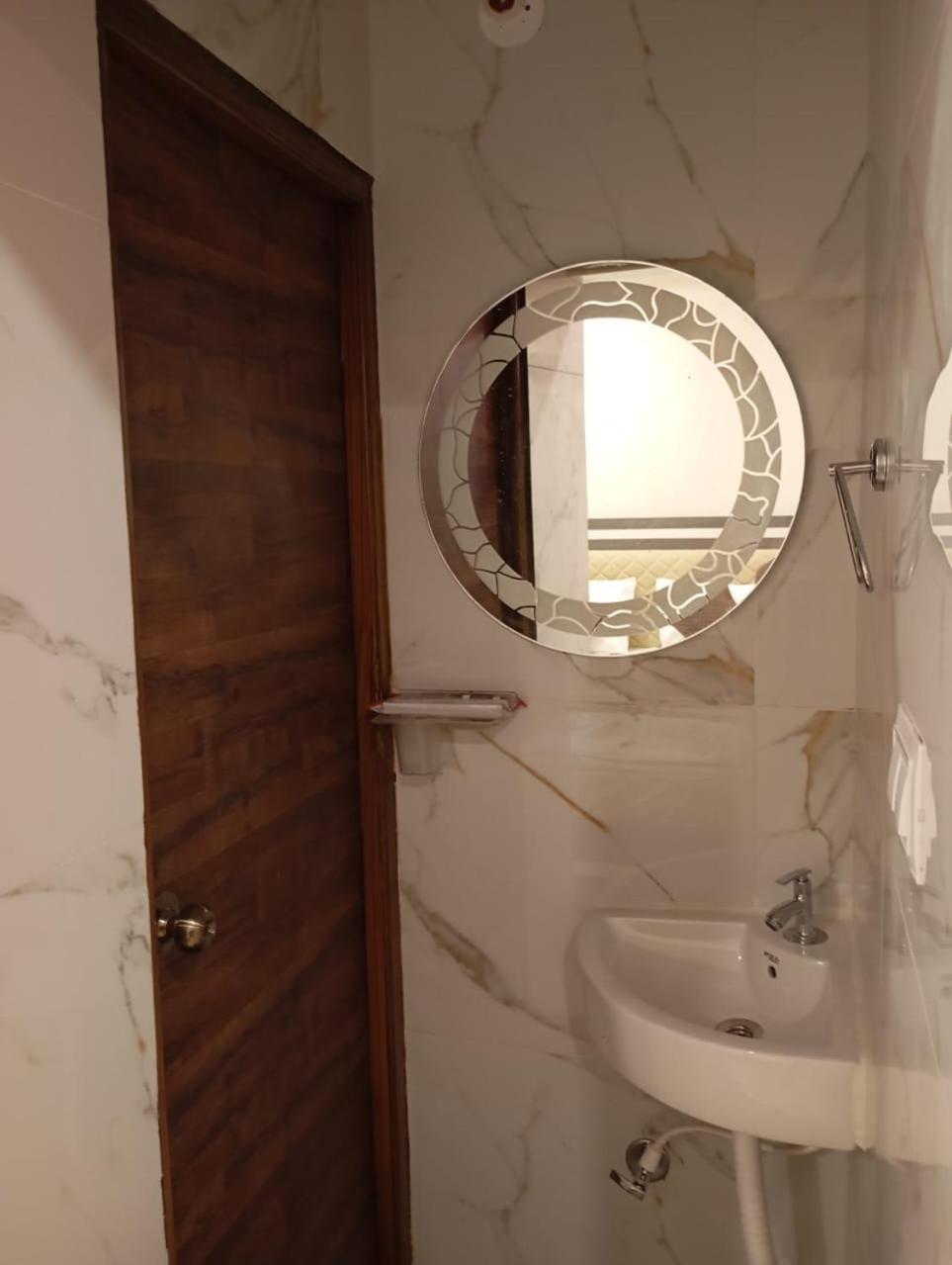Aadya Inn New Luxury Hotel Tirupati Bagian luar foto
